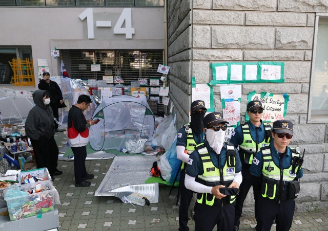 [속보] 경찰, '시위 12일째' 잠실 개표소 진입 시도… 시위대와 대치