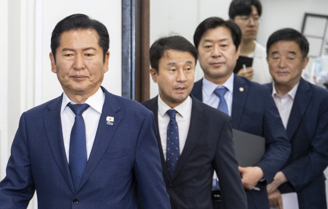 ‘당권 다툼’에 여념 없는 與… 국정·당 지지율 하락세