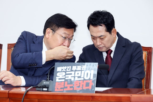 국힘 의총 이어 최고위서도 장동혁 사퇴 압박…신동욱, 김재원에 쏠리는 눈
