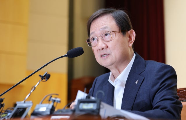 금감원장 “삼전닉스 레버리지 ETF, 드러누워서라도 막았어야”