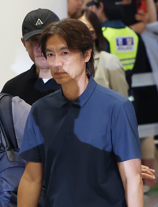 "홍명보 나가" 고성·야유 쏟아진 입국장…무표정·무응답으로 탈출한 '졸장'
