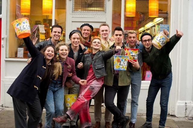 런던의 성소수자 단체 LGSM는 정부의 탄압을 받는 광부노조에게 깊은 유대감을 느끼고 후원금을 모으기 시작한다. (주)영화사 진진 제공