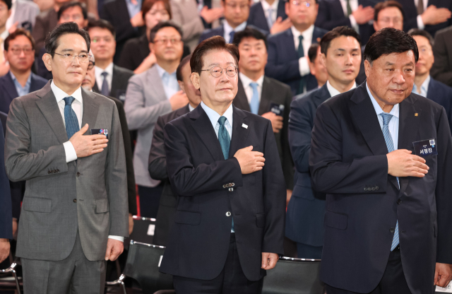 이재명 대통령이 2일 충남 아산시에서 열린 충청권 첨단산업 발전비전 국민보고회에서 국민의례를 하고 있다.왼쪽부터 이재용 삼성전자 회장,이재명 대통령,서정진 셀트리온 회장.청와대통신사진기자단 제공