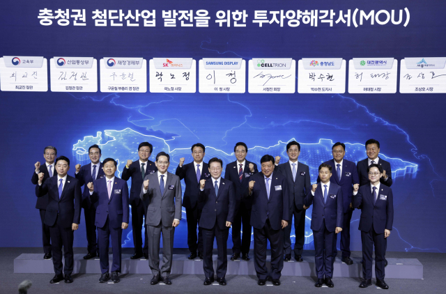 이재명 대통령이 2일 충남 아산시에서 열린 충청권 첨단산업 발전비전 국민보고회에서 참석자들과 기념촬영을 하고 있다.앞줄 왼쪽부터 강훈식 비서실장,구윤철 부총리 겸 재정경제부 장관,이재용 삼성전자 회장,이재명 