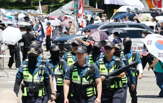 잠실개표소 국조특위 진입 당시 경찰 폭행한 60대 구속