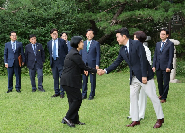 [속보] <b>강훈식</b> "반도체 추가세수로 <b>미래대응기금</b> 신설…<b>미래</b>위해 투자"