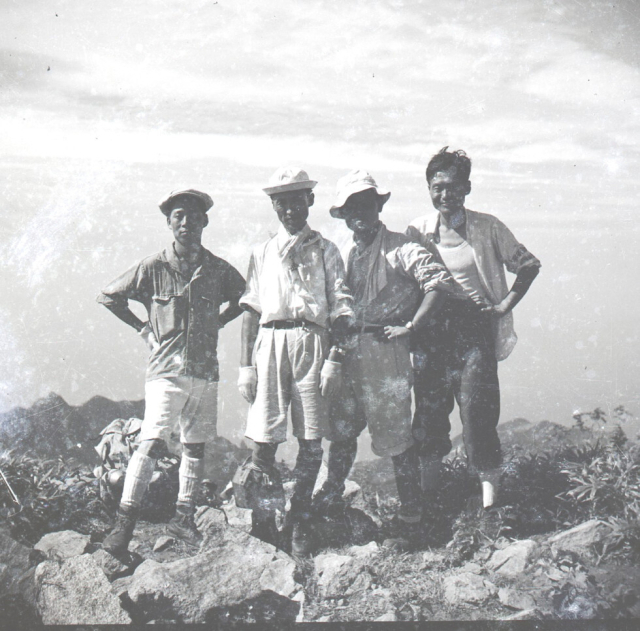 1946년 6월 하순 조선산악회 경남지부 창립기념 지리산 산행. 왼쪽 두 번째가 신업재 초대지부장, 맨 오른쪽이 김재문 초대총무. 한국산악아카이브 제공