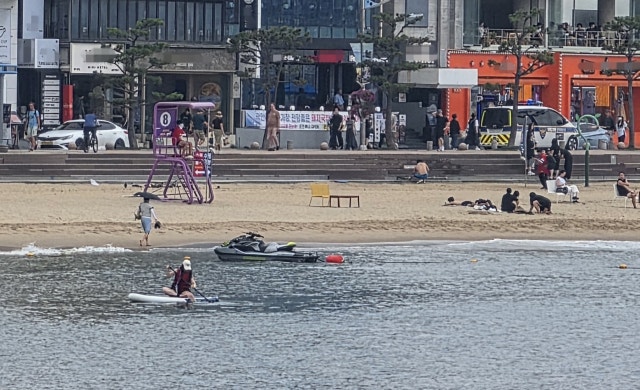 부산 광안리 백사장에 웬 수상오토바이?… 커피 마시러 온 40대 적발