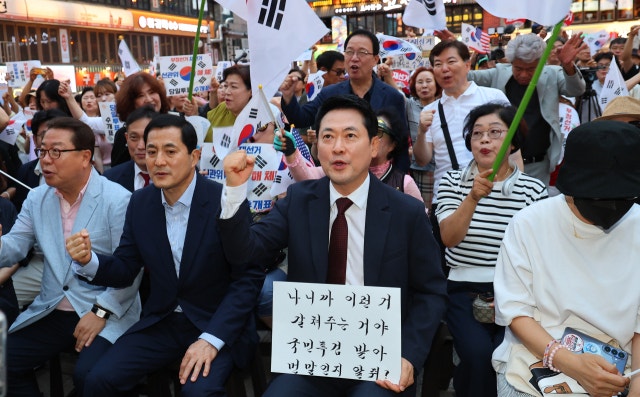 "재명아 나랑 싸우자" 장동혁 대표 '반말 손팻말'에 박지원 "이따위 짓을"