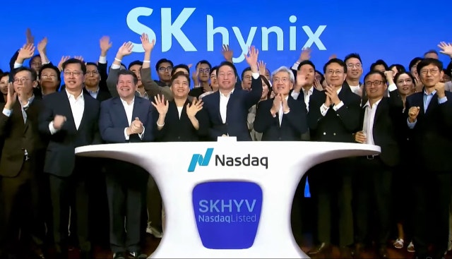 SK하이닉스, 美나스닥 시장에 공식 상장…최태원 '오프닝 벨' 울려