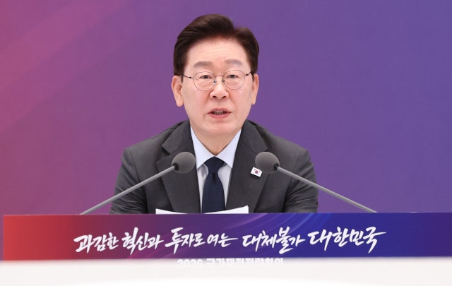 [속보] 이 대통령 "반도체 대규모 추가세수, <b>미래대응</b> 재원으로 활용"