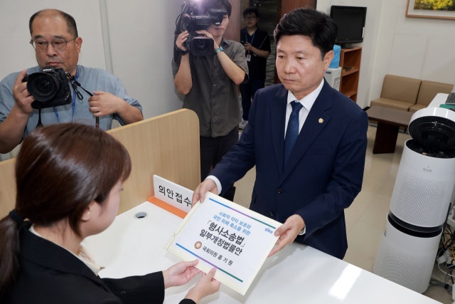 민주 ‘폐지’ 강행에 <b>국힘</b> ‘<b>존치</b>’ 총력전…<b>보완수사권</b> 어디로