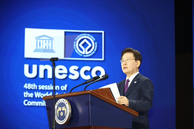 <b>이 대통령 지지율</b> 48.4%로 소폭 <b>하락</b> …민주 43.1%·국힘 40.0%[리얼미터...