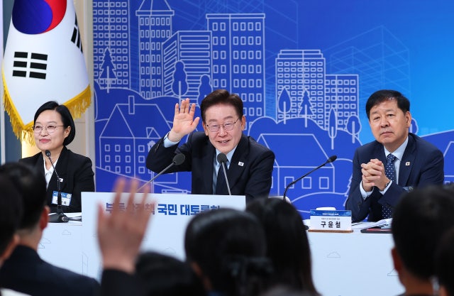 [속보] 이 <b>대통령 지지율</b> 2주 연속 <b>하락</b>한 46.3% [리얼미터]