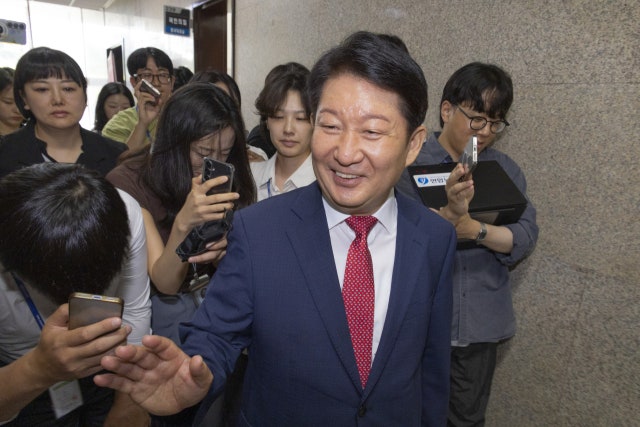 국민의힘 지도부, ‘<b>멱살잡이</b>’ <b>권영진</b> 자진 탈당 요구