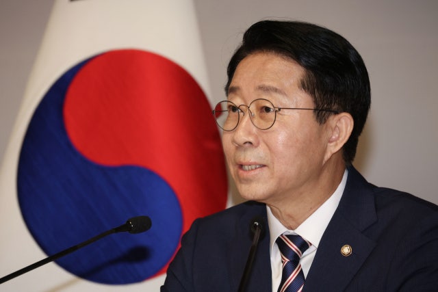 <b>조정식</b> "현직 대통령 <b>연임</b>은 <b>개헌</b> 논의 대상 아냐… 유감"