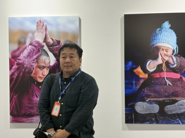 주제전 ‘Being Human'(다시, 사람)에 참여한 남준 작가와 그의 작품. 사진가 남준은 티베트, 북인도 라다크, 네팔 등 아시아의 오지를 15년 넘게 직접 걸으며 그곳 사람들의 신앙과 일상을 묵묵히 기록해 왔
