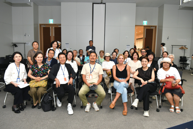 2026 부산국제사진제(BIPF) 아티스트 토크 후 참석자들이 기념사진을 찍고 있다. 사진은 시오마라 벤더(오른쪽에서 세 번째)·양승우(왼쪽에서 네 번째) 사진가 초청 아티스트 토크였다. 부산국제사진제 제공