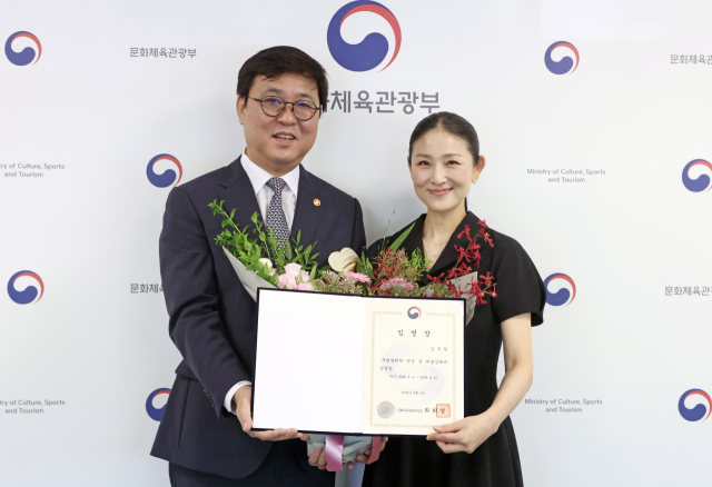 최휘영 문화체육관광부 장관(왼쪽)이 6일 서울 종로구 국립현대미술관 서울관에서 김주원 국립발레단 신임 단장 겸 예술감독에게 임명장을 수여한 뒤 기념 촬영하고 있다.연합뉴스