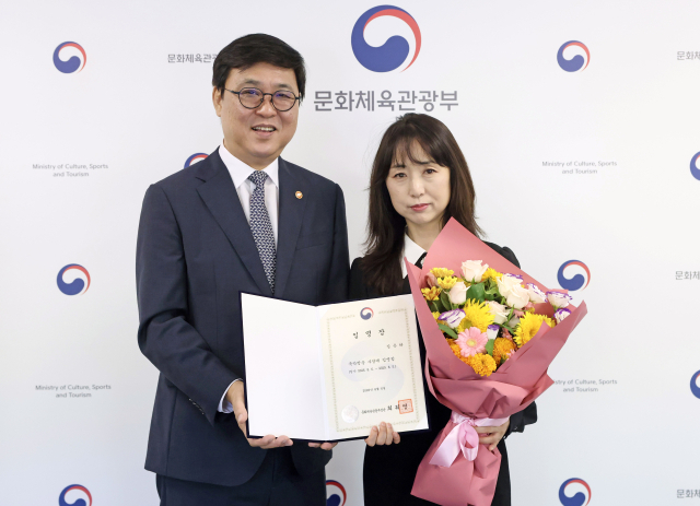 최휘영 문화체육관광부 장관(왼쪽)이 6일 서울 종로구 국립현대미술관 서울관에서 김은하 국악방송 신임 사장에게 임명장을 수여한 뒤 기념 촬영하고 있다.연합뉴스