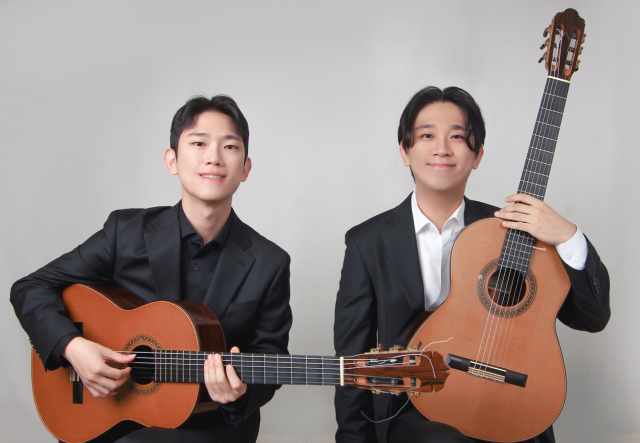 ‘듀오 에르마노’. 김승주(왼쪽)와 김승원. 부산페스티발기타앙상블 제공