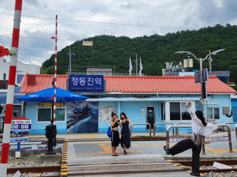 정동진역 역사를 배경으로 관광객들이 사진을 찍고 있다.