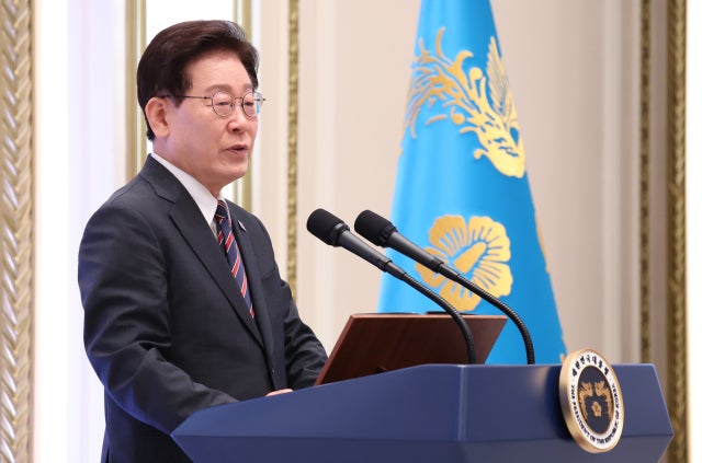 이 대통령 "<b>선택적 모병제</b> 도입해 '스마트 강군' 국방개혁 추진"