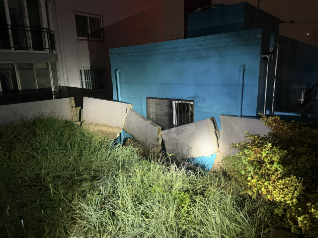 17일 오전 3시 20분 부산 사하구 당리동에서 토사가 무너지면서 담벼락 일부가 파손됐다. 부산소방재난본부 제공