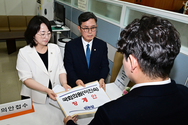 더불어민주당 전남광주통합특별시당위원장인 안도걸 의원(오른쪽)과 원내대변인인 이주희 의원이 21일 국회 의안과에 국민의힘 이진숙 의원에 대한 징계안을 제출하고 있다. 연합뉴스