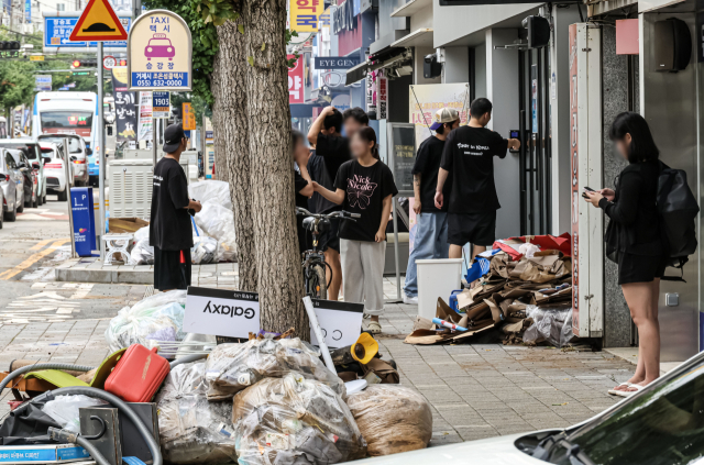 거제에 시간당 100mm에 달하는 폭우가 쏟아져 산사태 등 재난이 발생한지 하루가 지난 18일 경남 거제시 장평동 상가 일대가 토사로 뒤덮혀 있다. 이원준 기자 lwj@