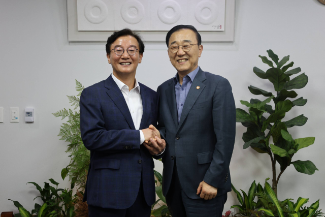 전재수 부산시장이 21일 국토부 김윤덕 장관을 면담하고 부산에 집중적인 공공기관 이전을 건의했다. 부산시 제공