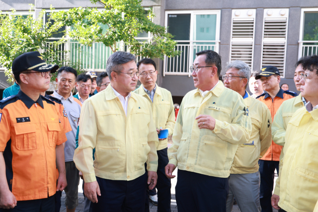 강석주 통영시장(가운데 오른쪽)은 18일 오후 수해 현장을 찾은 윤호중 행정안전부 장관에게 특별재난지역 조속 지정과 신속한 정부 지원을 건의했다. 부산일보DB