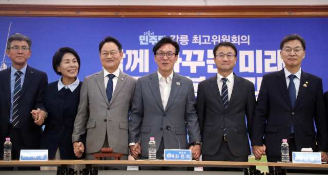 21일 강원 강릉시청을 방문한 김민석 당 대표(오른쪽 세 번째)가 단체 사진을 찍고 있다. 김 대표는 이날 오전 지도부와 함께 강릉시청을 찾아 최고위원회의를 주재한다. 연합뉴스