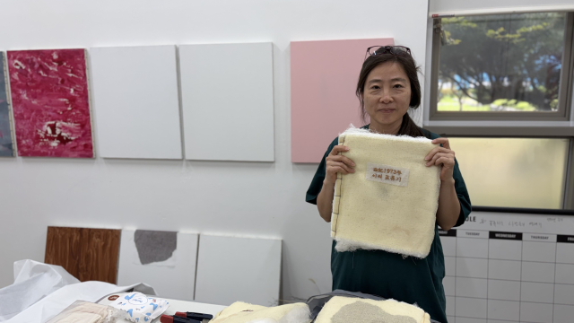 올봄 2026 오월미술제 참가에 앞서 홍티아트센터 작업실에서 ‘이씨! 표류기’ 한 권을 들고 포즈를 취한 이현정 작가. 김은영 기자 key66@