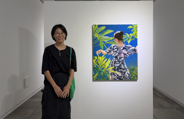 '그곳으로 ll' 작품 앞에서 포즈를 취한 박지혜 작가. 김은영 기자 key66@