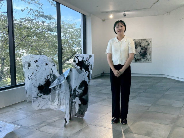 설치 작품 '웨이브' 옆에서 포즈를 취한 박은지 작가. 김은영 기자 key66@