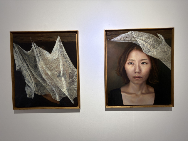 박지혜의 '가려진 자화상 연구'(2012-2025, 왼쪽)와 '자화상 연구'(2015-2025). 김은영 기자 key66@