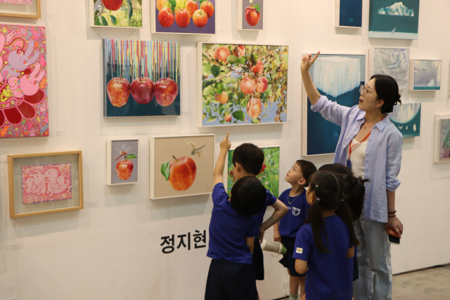 부산일보사와 (사)부산미술협회는 창간·창립 80주년을 맞아 저출생 시대를 살아가는 영유아·초등 자녀 양육 가정을 응원하고 지역 미술 문화를 활성화하기 위한 공동 사회 공헌 사업 ‘2026 우리집 미술관 프로젝트’를 