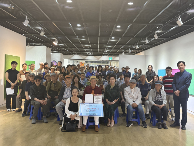 제22회 ‘송혜수 미술상’ 수상자인 서양화가 이성재 화백이 8일 부산 수영구 금련산갤러리에서 수상 기념전을 개막했다. 사진은 시상식이 끝나고 단체 기념사진을 찍고 있는 모습. 김은영 기자 key66@