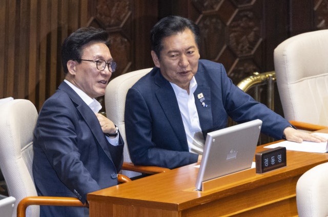 '<b>김민석 수첩</b>'에 정청래 "전당대회 이겼으면서 왜 자꾸 때리나… 불쾌해...