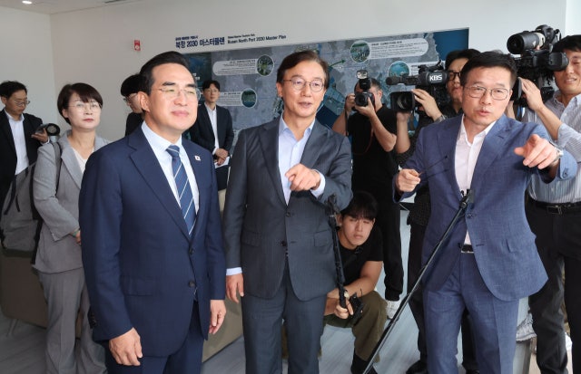 <b>부산</b> 찾은 <b>박홍근 장관</b> "북항 돔구장, 접근성 높아 유리"