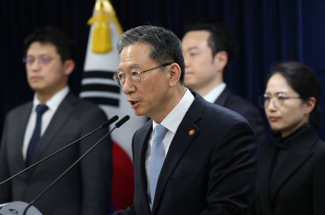 정성호 법무부 장관이 올해 3월 14일 정부서울청사에서 쉰들러 국제투자분쟁 승소 관련 브리핑을 하고 있다. 법무부는 스위스에 본사를 둔 승강기업체 쉰들러 홀딩 아게가 한국 정부를 상대로 제기한 국제투자분쟁(ISDS)