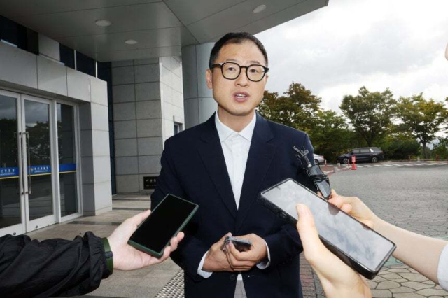 울산경찰청 출석 전 취재진 앞에 선 김상욱 울산시장. 연합뉴스