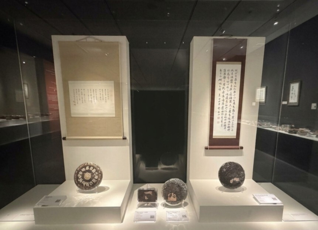 유안진 시인이 쓴 '설록차'(왼쪽)와 호급차 송빙호 람표(1917년 이후), 당나라 유우석이 지은 시 '누실명'과 1885년 향질경 동홍호를 함께 전시한 모습. 송빙호와 동홍호는 호급차 종류이다. 시 '설록차'는 차
