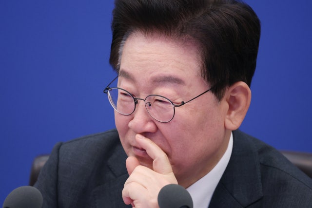이 대통령 <b>지지율</b> 2주 연속 <b>하락</b>… 35.2%[리얼미터]