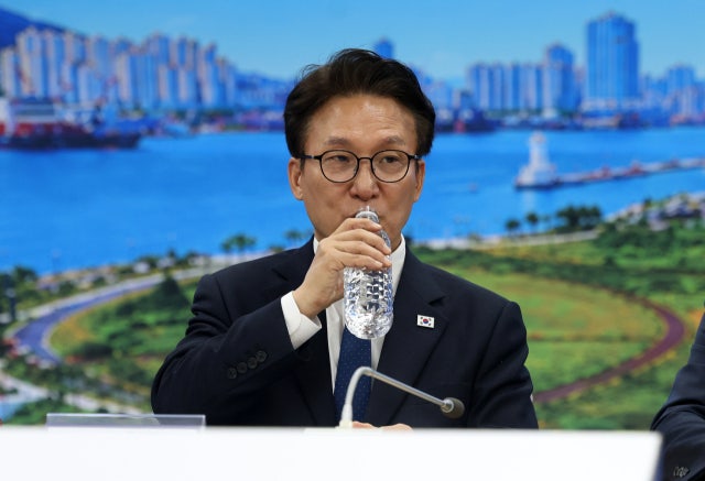 지역 축제서 가수 공연 끊고 <b>등장</b>한 <b>김민석</b>…'정치인 의전' 논란