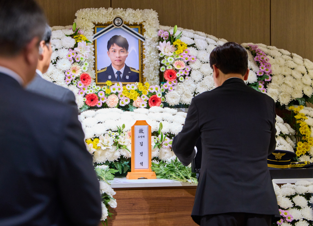 이재명 대통령이 17일 경기도 순천향대학교 부천병원 장례식장에 마련된 고(故) 김진석 소방위의 빈소를 조문하고 있다. 연합뉴스