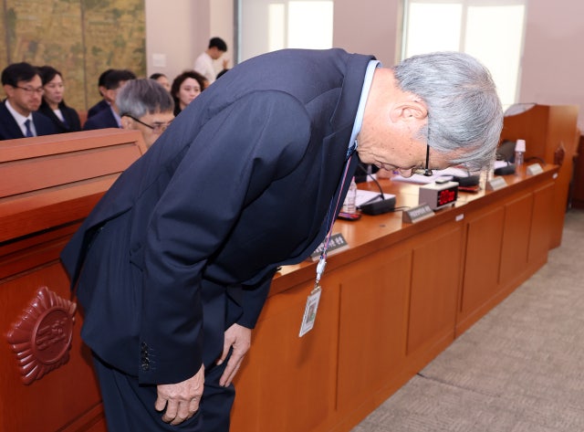 ‘<b>친일파 글씨</b>’ 전시한 <b>유홍준</b>, “부끄럽고 뉘우친다”