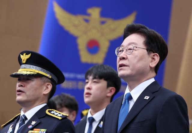 [속보] 이 대통령 "<b>경찰</b> 신뢰 흔들리는 현실…과감히 개혁 나서야"