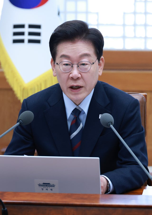 [속보] <b>이 대통령 지지율</b> 1%P 올라 40%…부정평가 50%[한국갤럽]